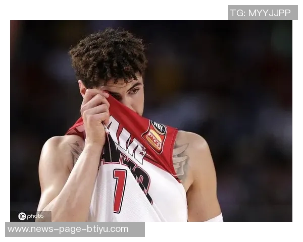 拉梅洛鲍尔因不文明手势被罚款三万五千美元引发热议 拉梅洛鲍尔因不文明手势被罚款三万五千美元引发热议